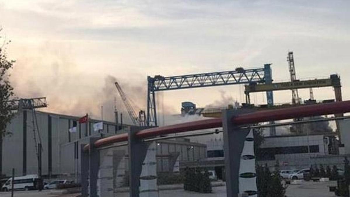 Tuzla tersaneler bölgesinde yangın!