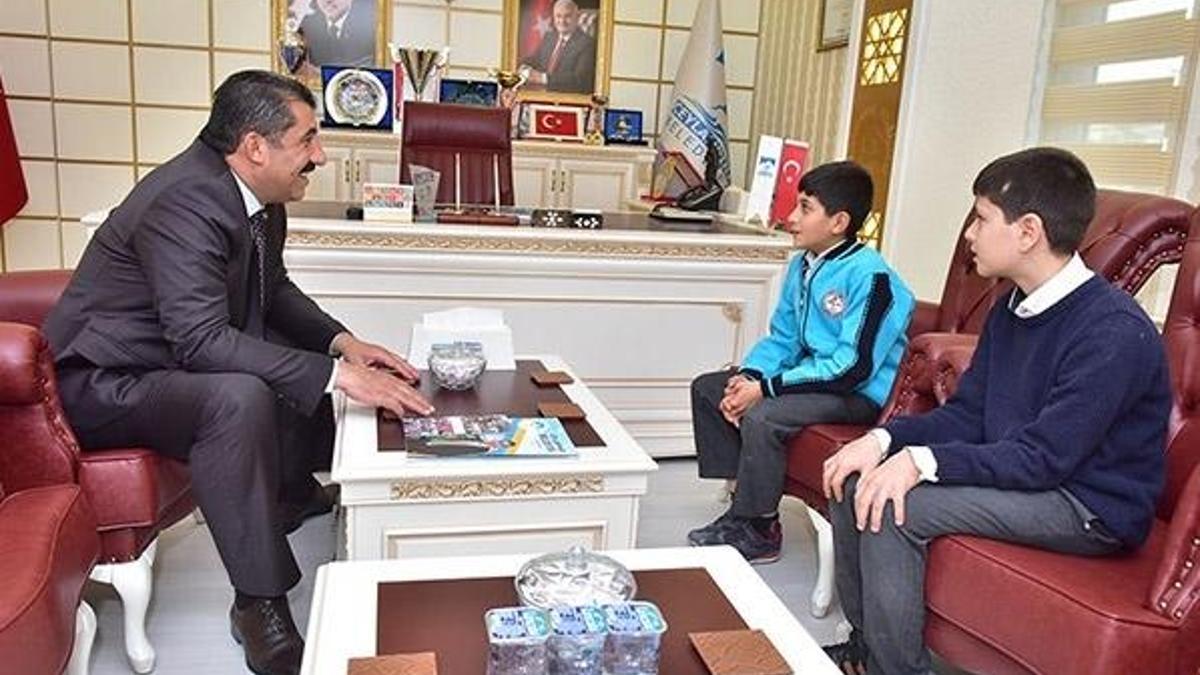 Türk bayrağını öpen çocuklar bulundu: Bayrağımız bizim her şeyimizdir!