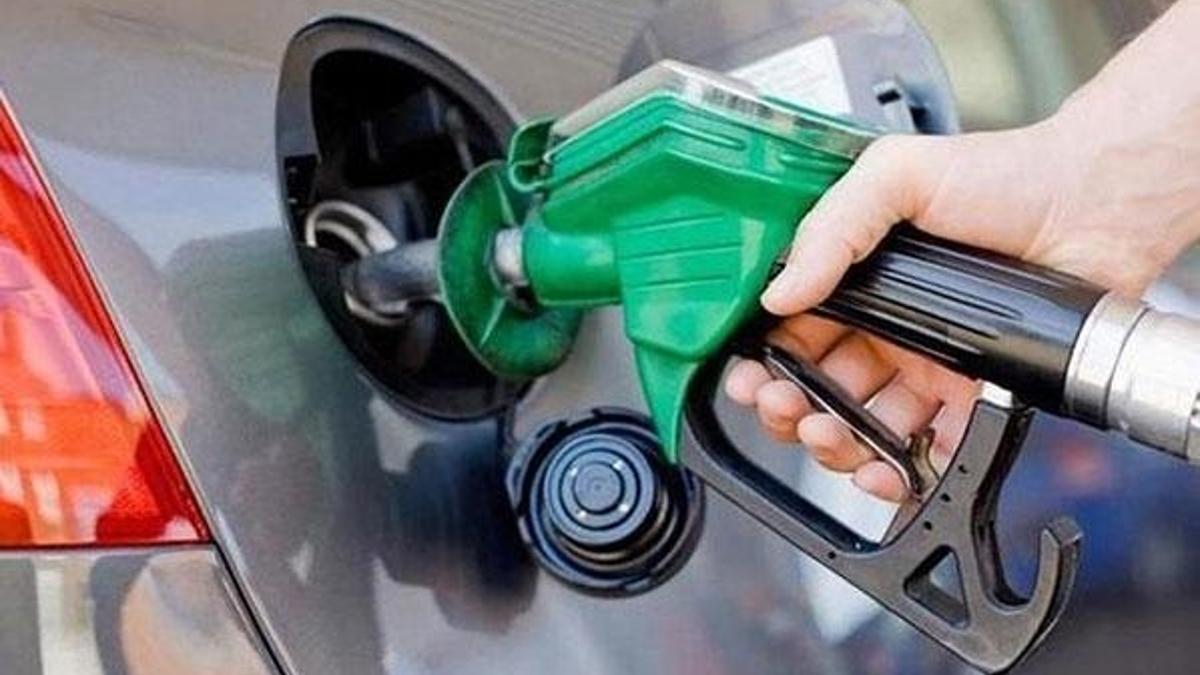Benzinin litre fiyatında 17 kuruş indirim yapıldı