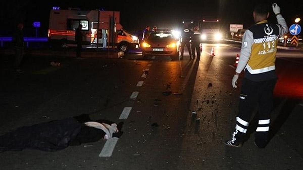 Minibüs yayalara çarptı: 2 ölü