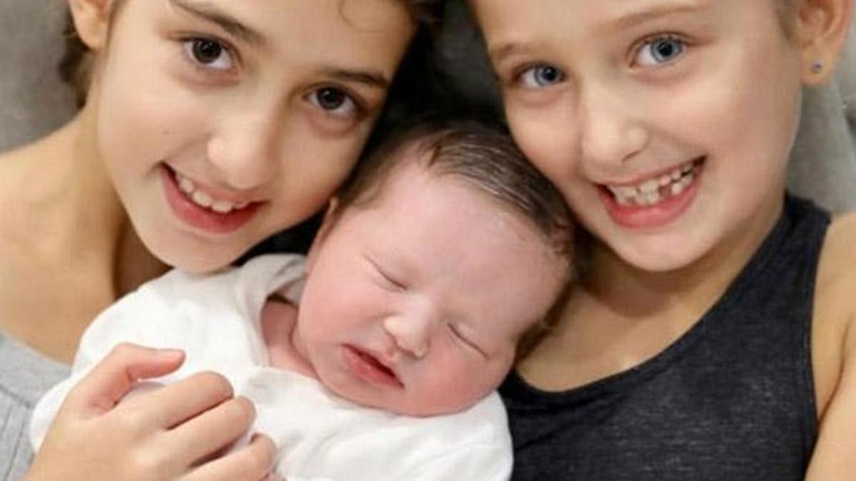 Pınar Tezcan Özçapkın 3. kızını kucağına aldı
