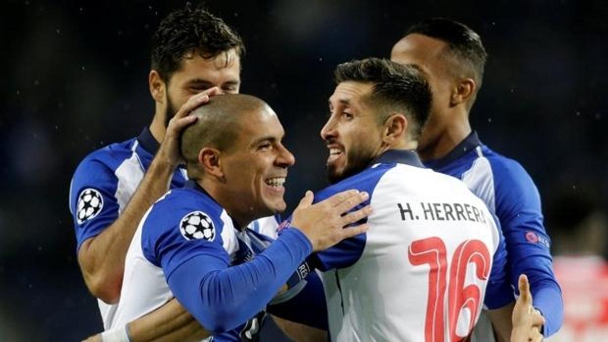 Porto evinde 4 köşe! Lider...