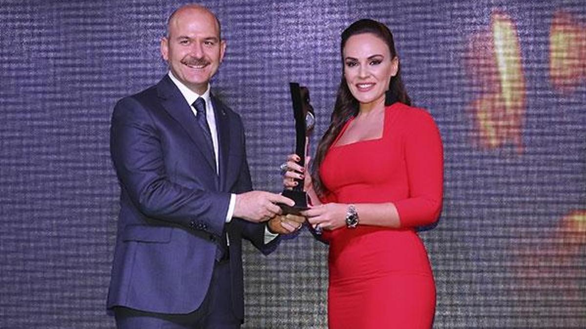Buket Aydın 'Yılın Ana Haber Bülteni Sunucusu Ödülü'nü aldı