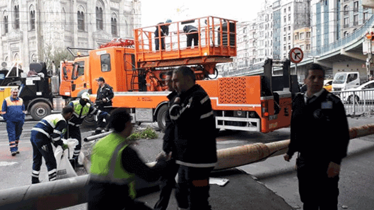 Otobüs kaza yaptı; tramvay seferleri aksadı