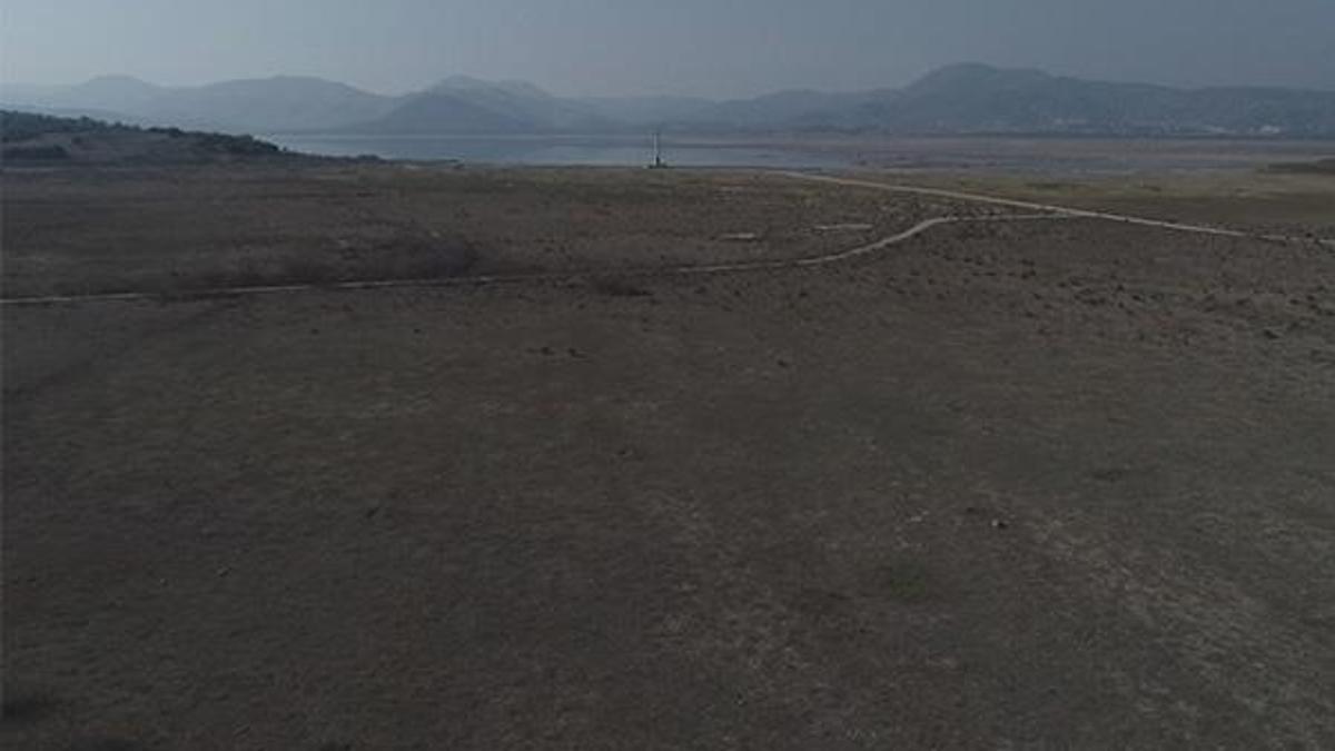 Baraj suyu çekildi, köy ortaya çıktı