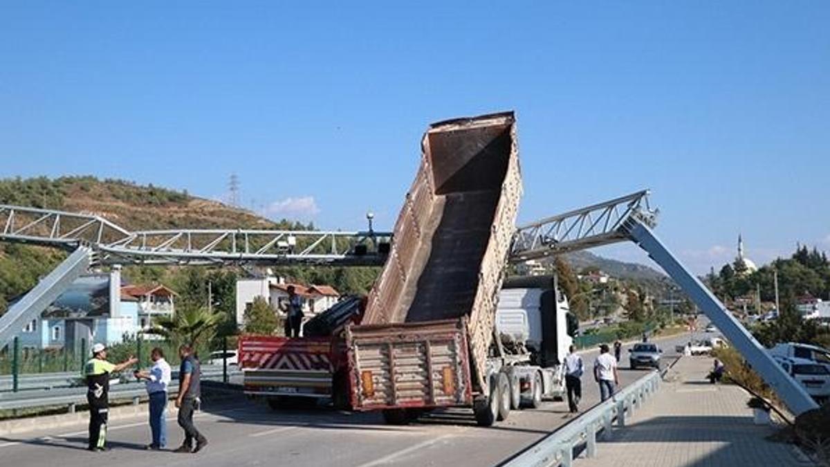 Damperi açık kamyon mobese sistemini parçaladı