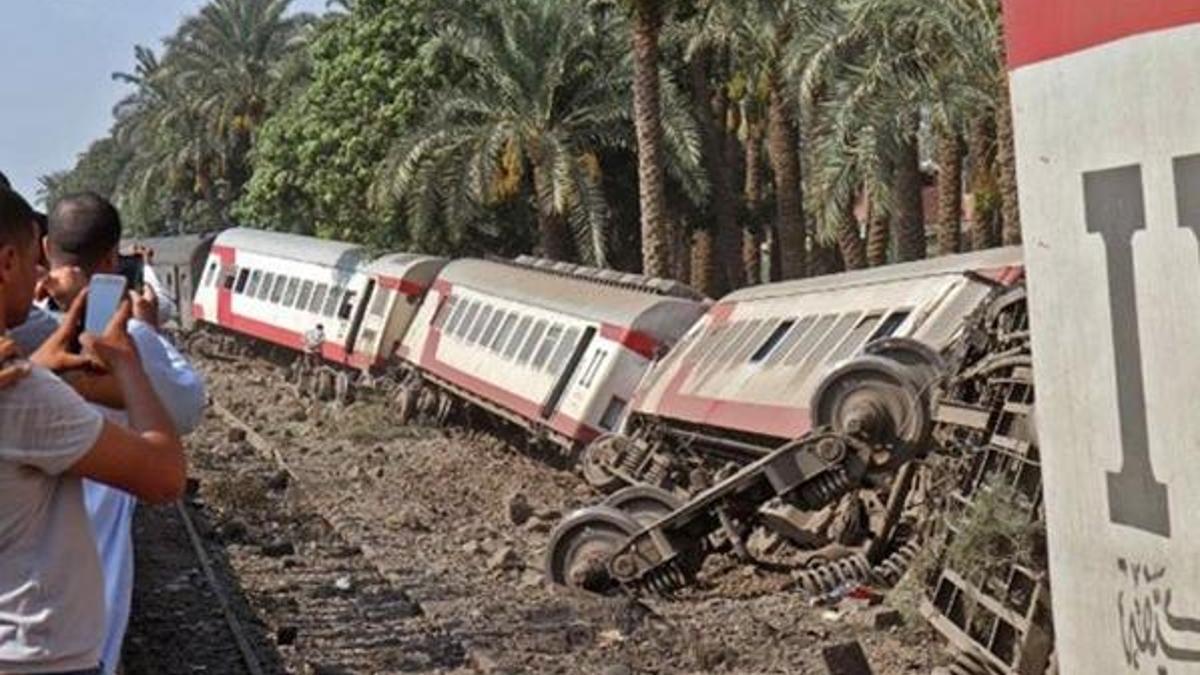 KDC'de tren raydan çıktı: 40 ölü