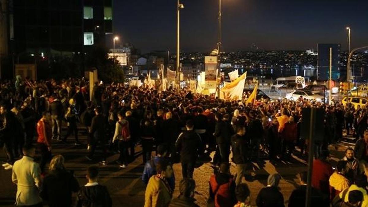 Galatasaraylı taraftarlardan protesto
