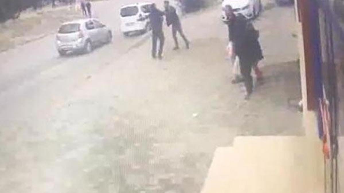 Sokak ortasında pompalı tüfekli kız kavgası