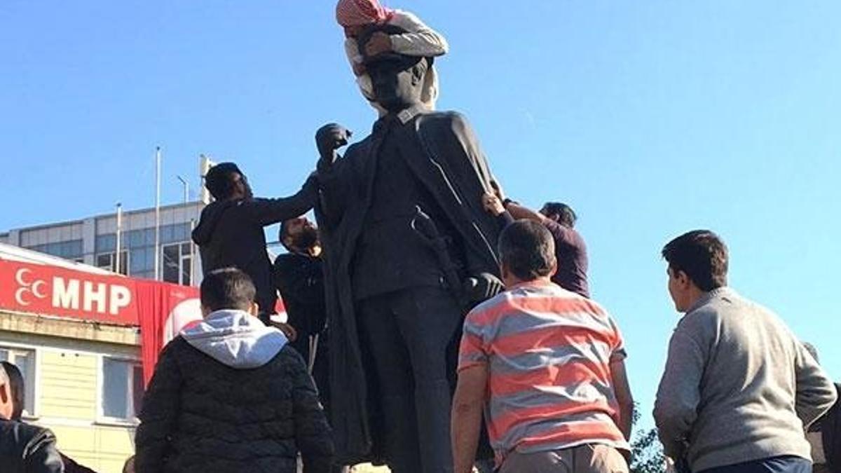 Atatürk heykeline tırmanan adamı linçten polis kurtardı