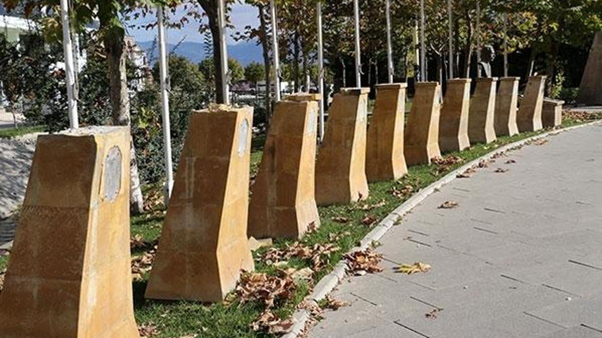 Şehitler Parkı'ndaki 9 Türk büyüğünün büstü çalındı