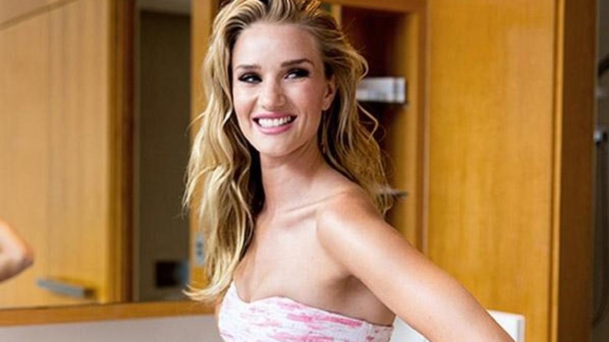 Rosie Huntington-Whiteley sahilde defile yaptı