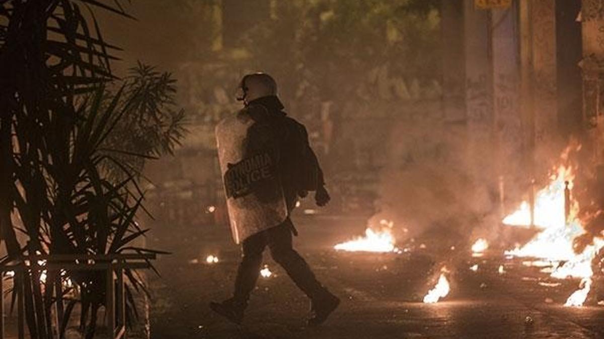 Komşu fena karıştı! ABD Büyükelçiliğine yürüdüler