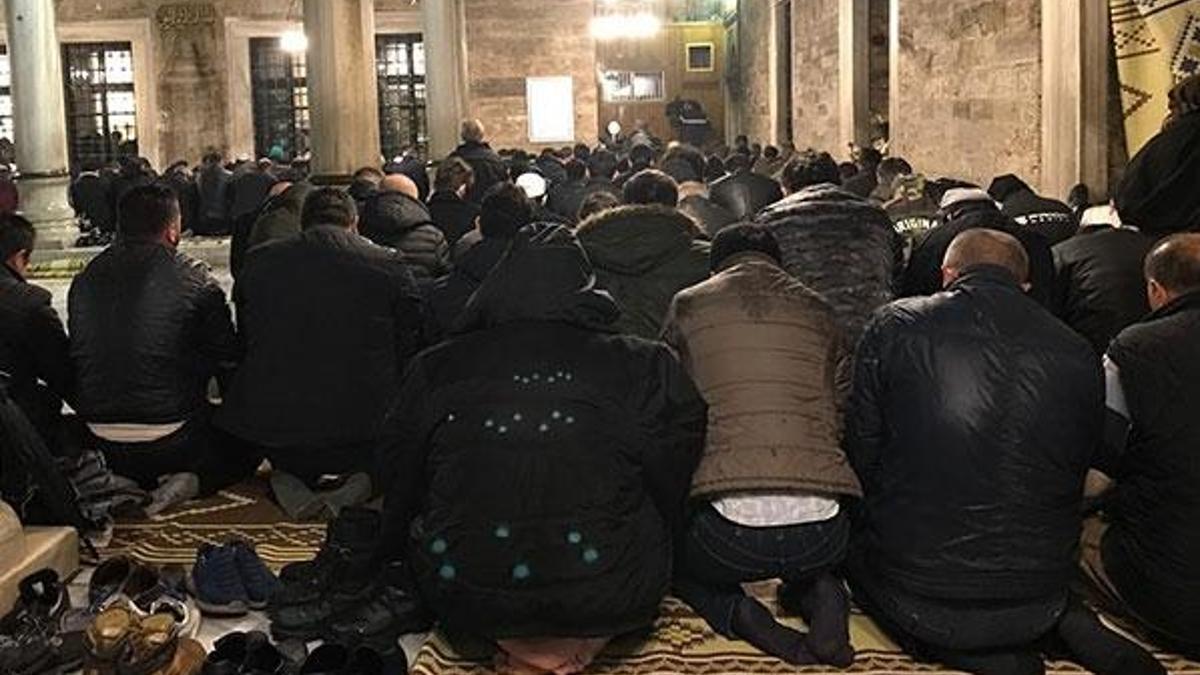 Mevlid Kandili'nde Eyüp Sultan Camii dolup taştı