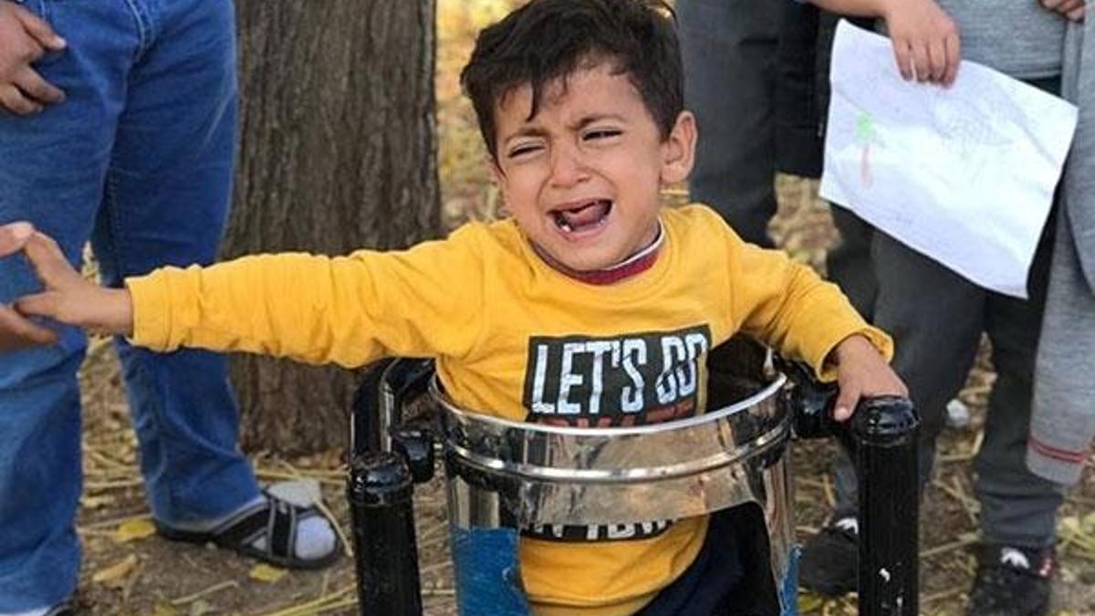 Oyun oynarken çöp kovasına sıkıştı