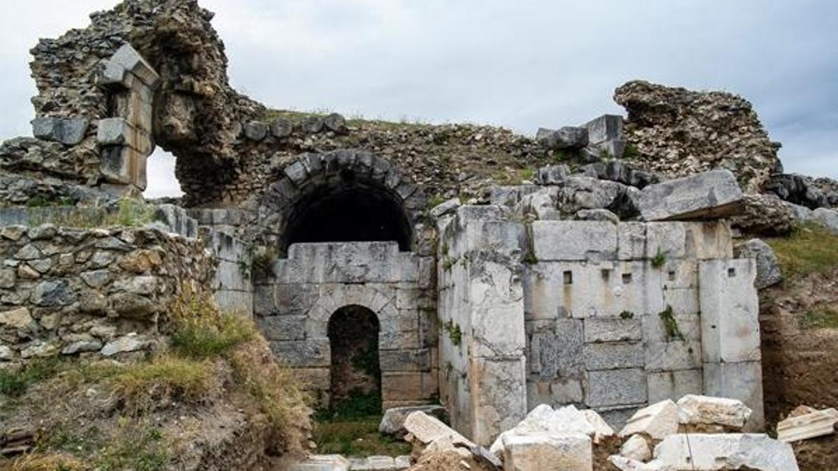 Tarihi Roma Tiyatrosu'ndan 2500 yıllık seramikler çıktı..