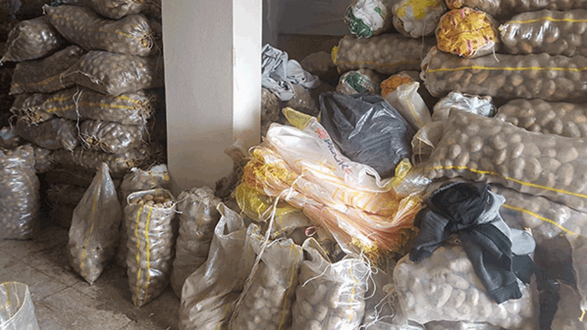Bursa'da stokçu baskınından 80 ton patates çıktı