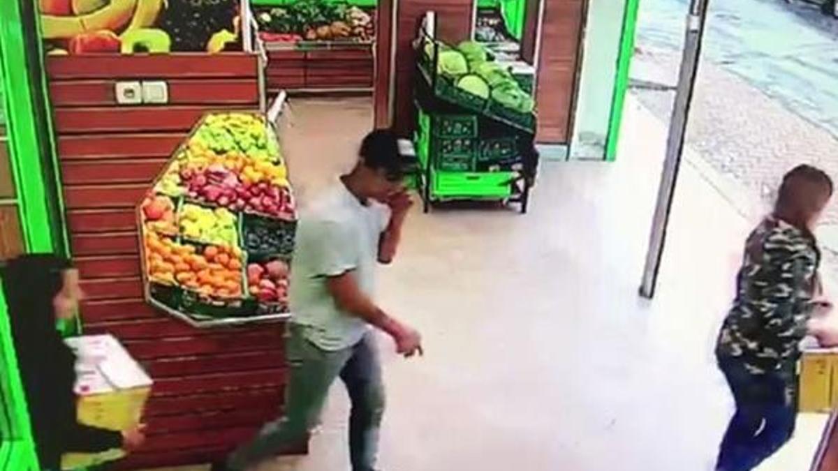 3 kadın 2 erkek! Güpegündüz markette…