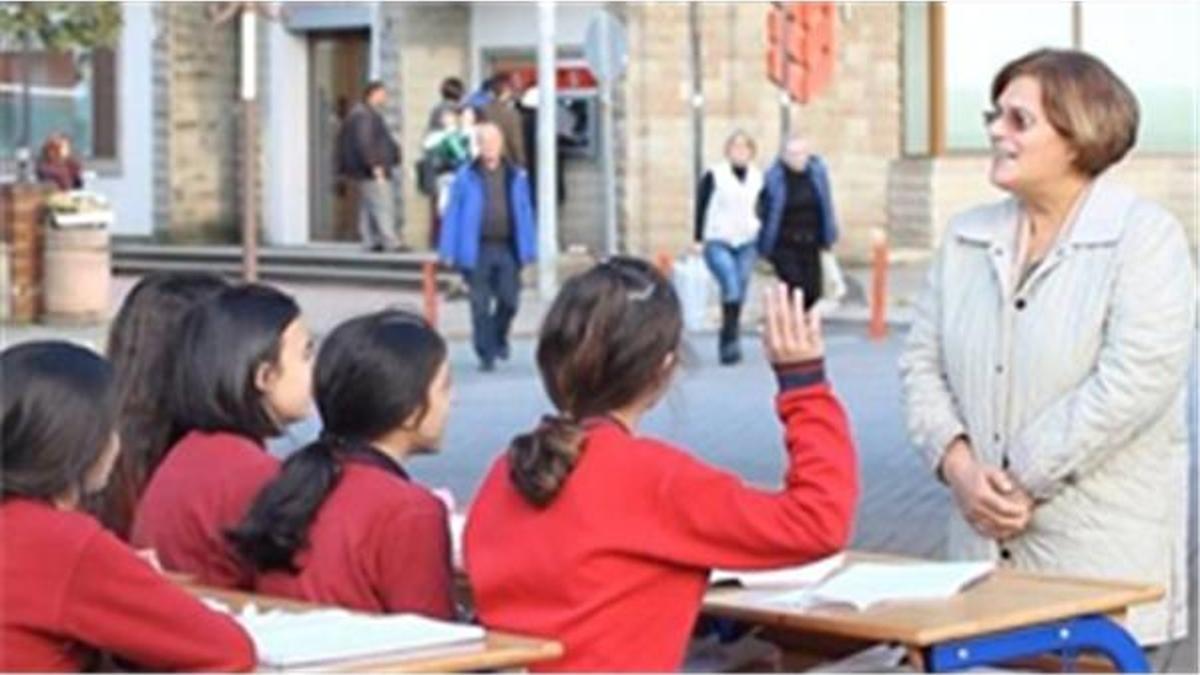 Emekli öğretmenlere duygulandıran ‘Sokakta Sınıf’ jesti