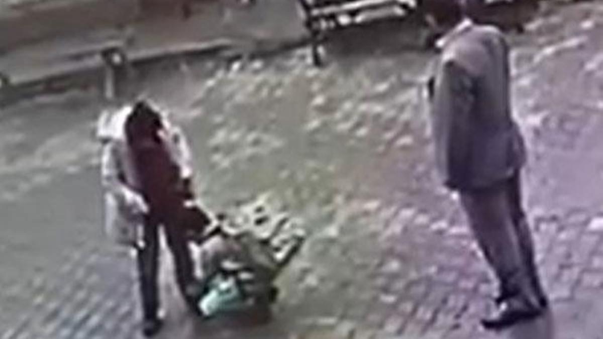 Engelli arkadaşının ayakkabılarını bağlayan öğrenciyi müdür alnından öptü