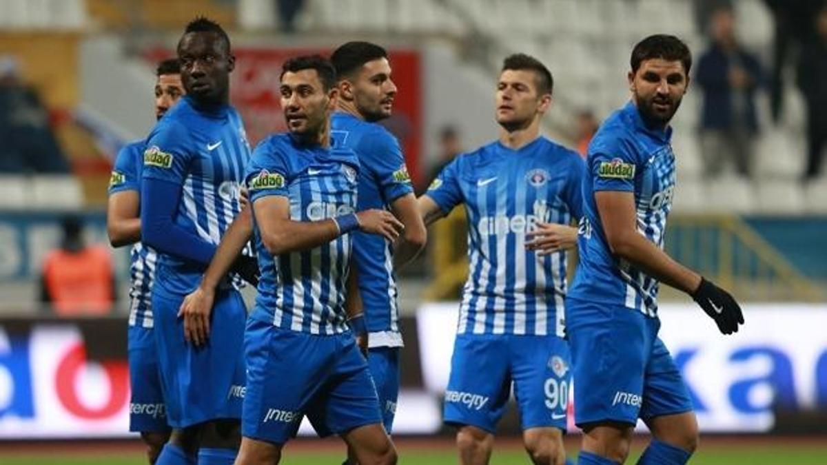 Paşa, evinde 3'ledi!