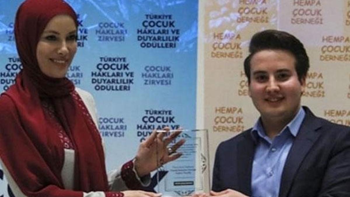 Gamze Özçelik tesettüre girdi