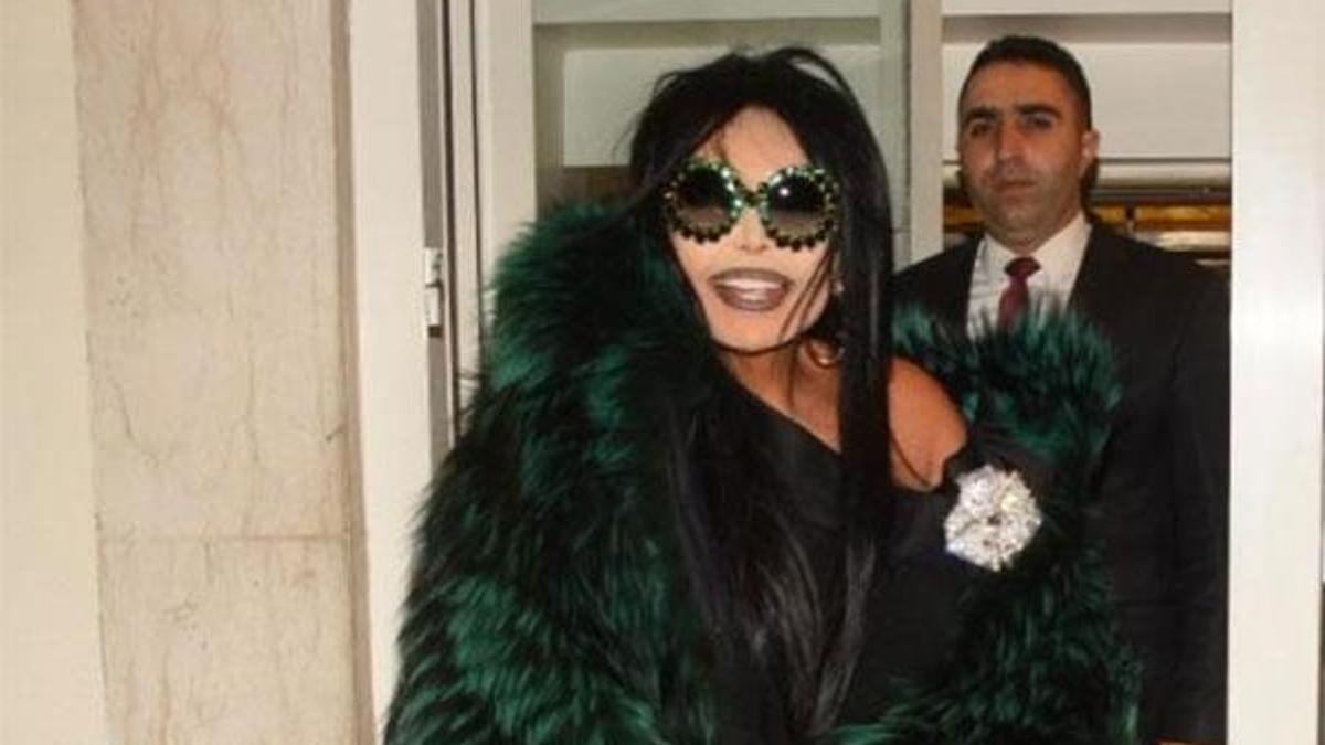 Bülent Ersoy para dağıttı