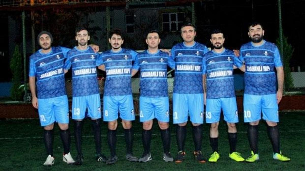 İşte karşınızda Müslüm Gürses futbol takımı: Garipler