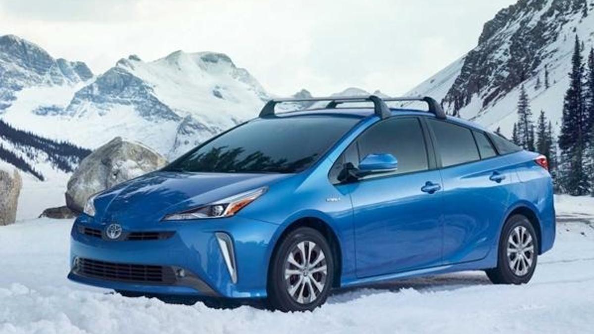 Toyota'nın hibrit motorlu otomobili 'Prius AWD-e' tanıtıldı