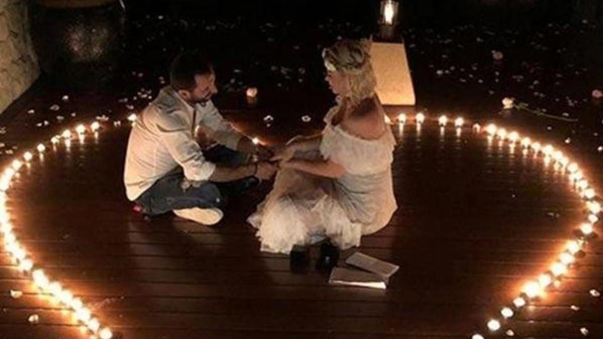 Şarkıcı Aylin Coşkun'a romantik evlilik teklifi!
