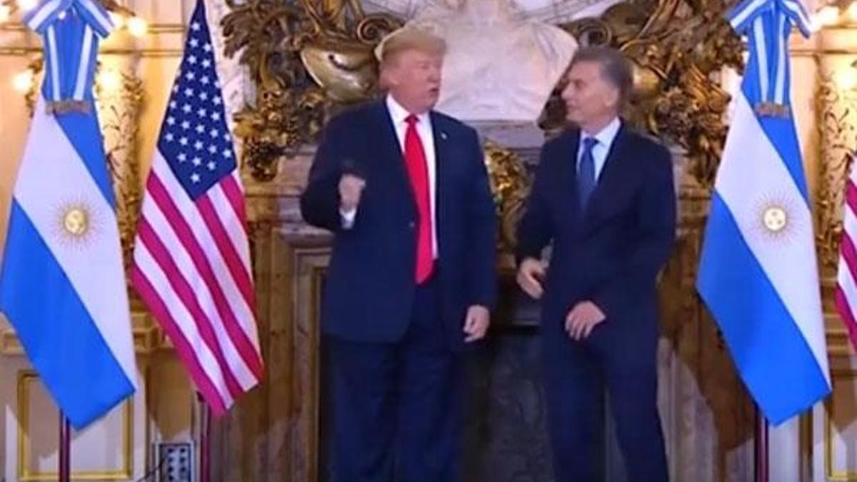 Trump çok sinirlendi! Mikrofonu attı!