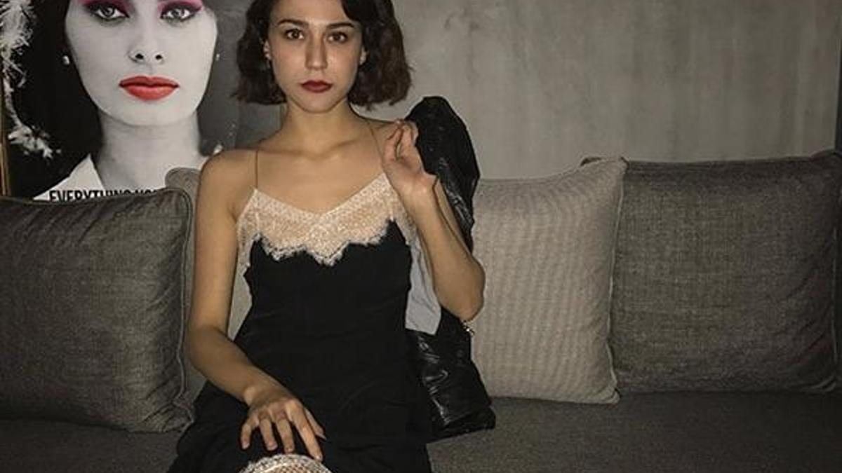 Aşkı ortaya çıkaran şapka detayı!