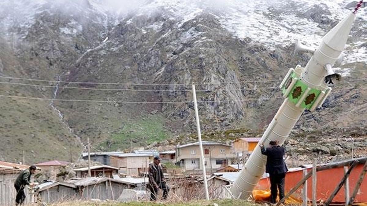 Çığ yıkmasın diye minareyi bu yıl da yatırdılar