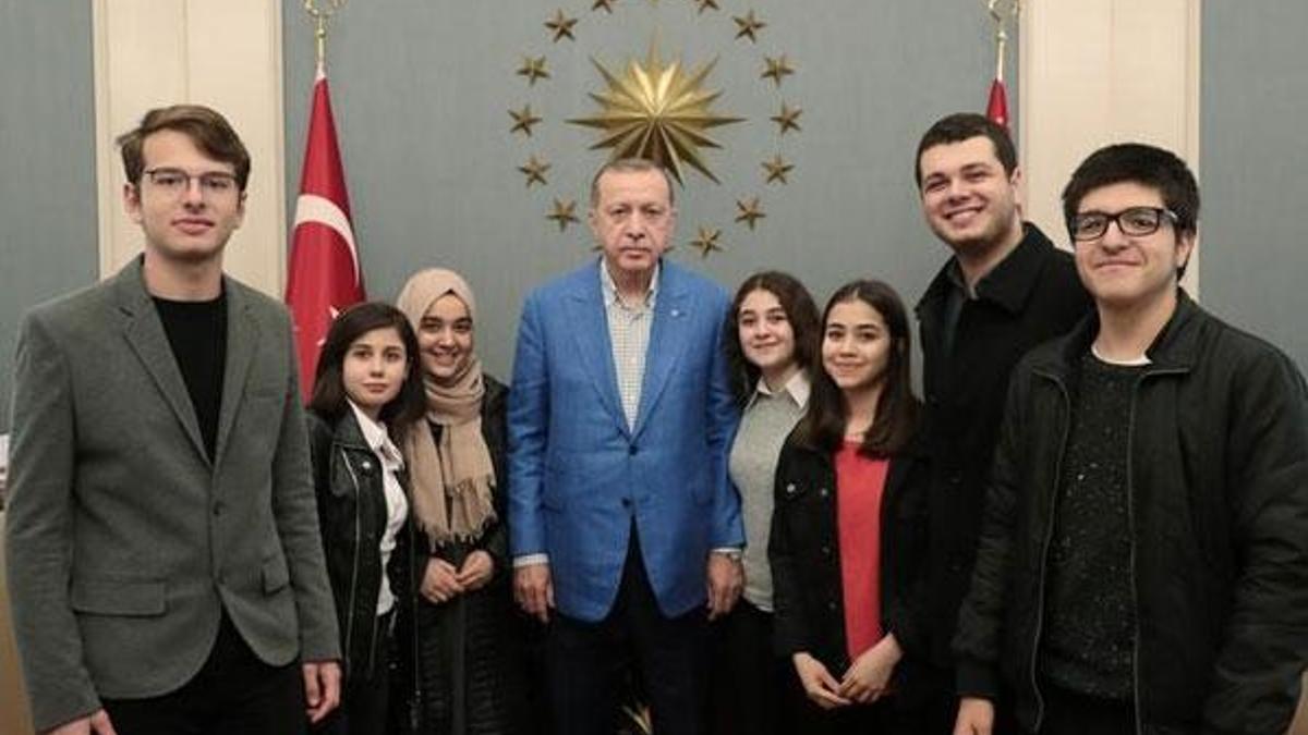 Cumhurbaşkanı Erdoğan, gençleri Külliye'de ağırladı