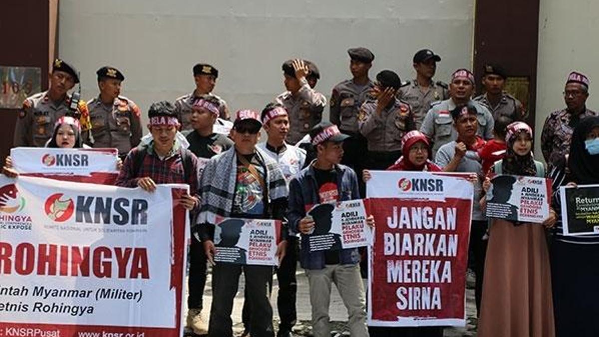Endonezya'da Arakanlı Müslümanlara destek gösterisi