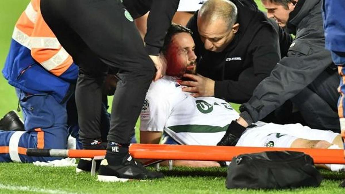 Yıldız futbolcu korkuttu! Kanlar içinde kaldı