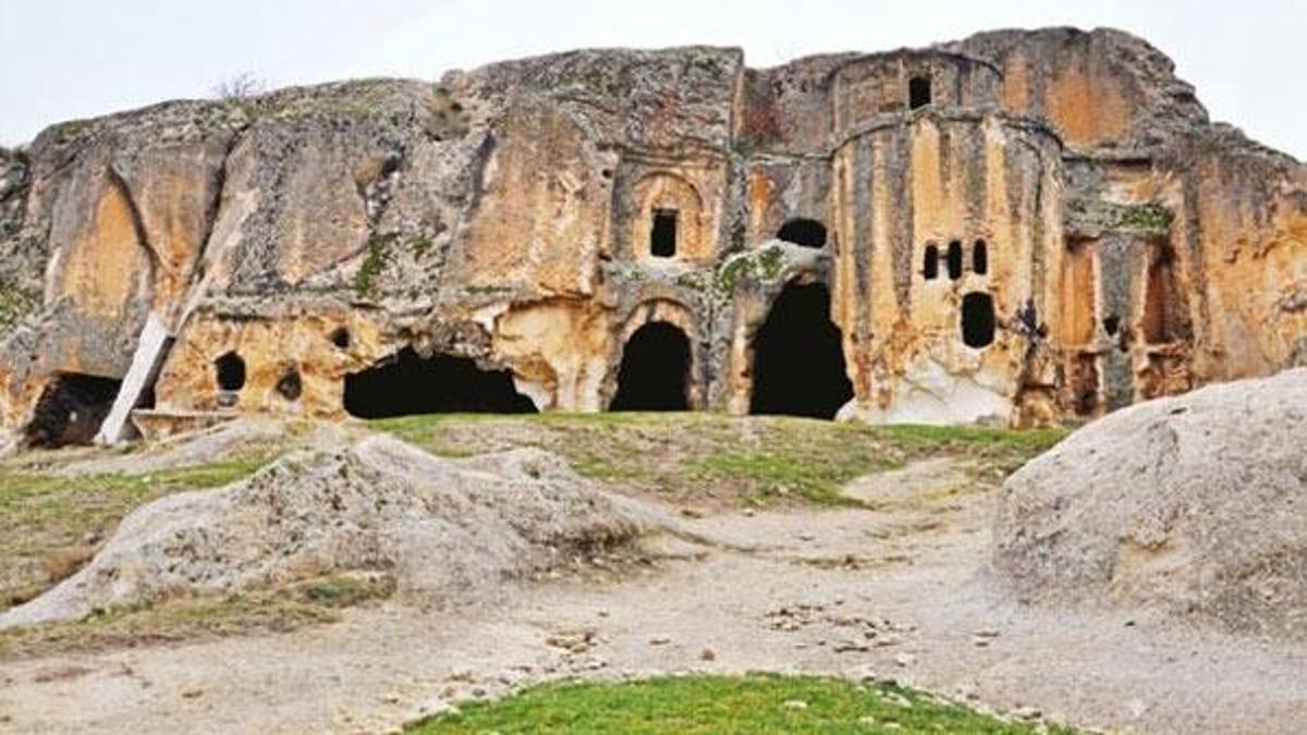 Tarihi duvarları dinamitlerle patlattılar
