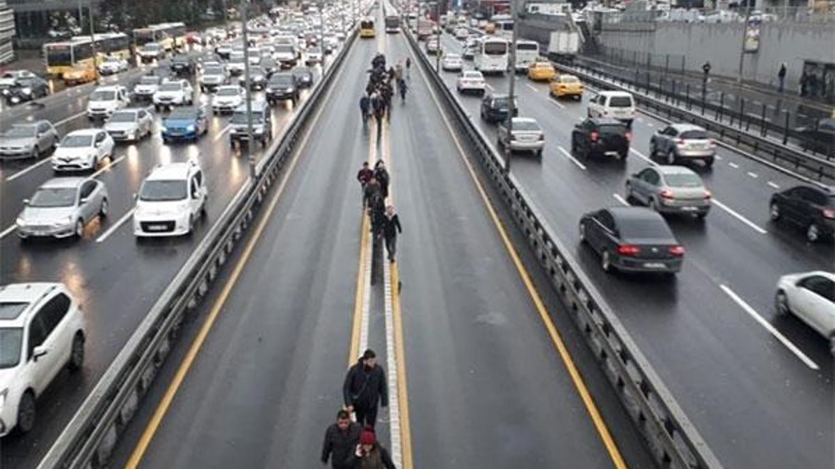 Metrobüs arızası uzun kuyruklara neden oldu