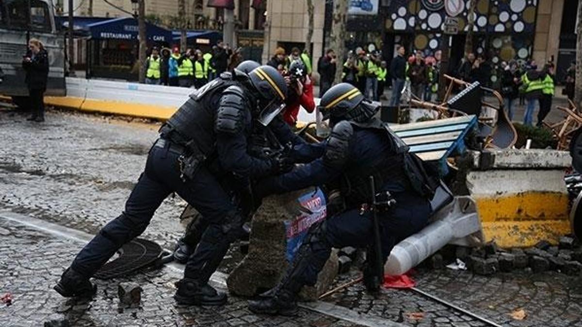 Fransa'da polis sendikasından sarı yeleklilere destek