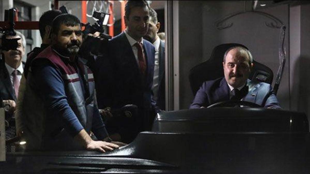 Bakan Varank, yerli elektrikli otobüsün direksiyonuna geçti