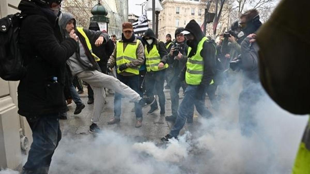 'Sarı Yelekliler'in protestosu Belçika ve Hollanda'ya sıçradı! Tehlike büyüyor...