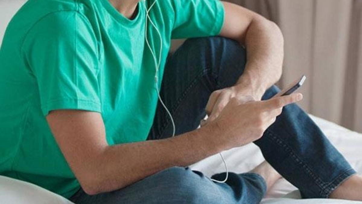 Şarjdaki telefondan kulaklıkla müzik dinliyordu... Öldü!