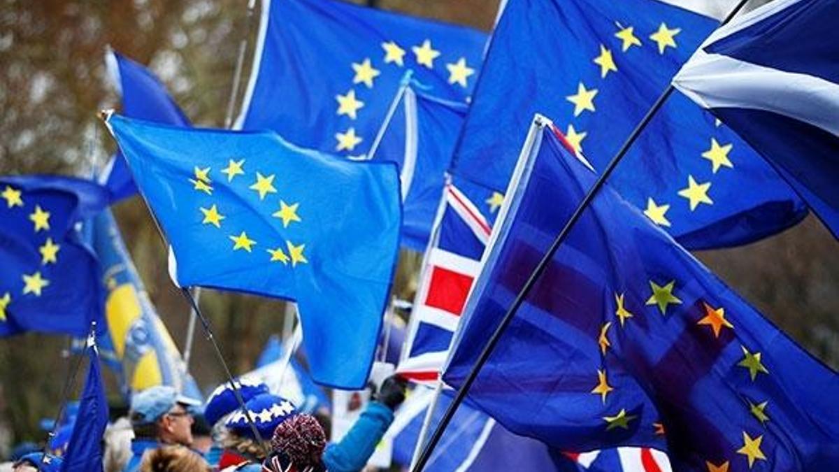 İngiltere'de Brexit oylaması ertelendi