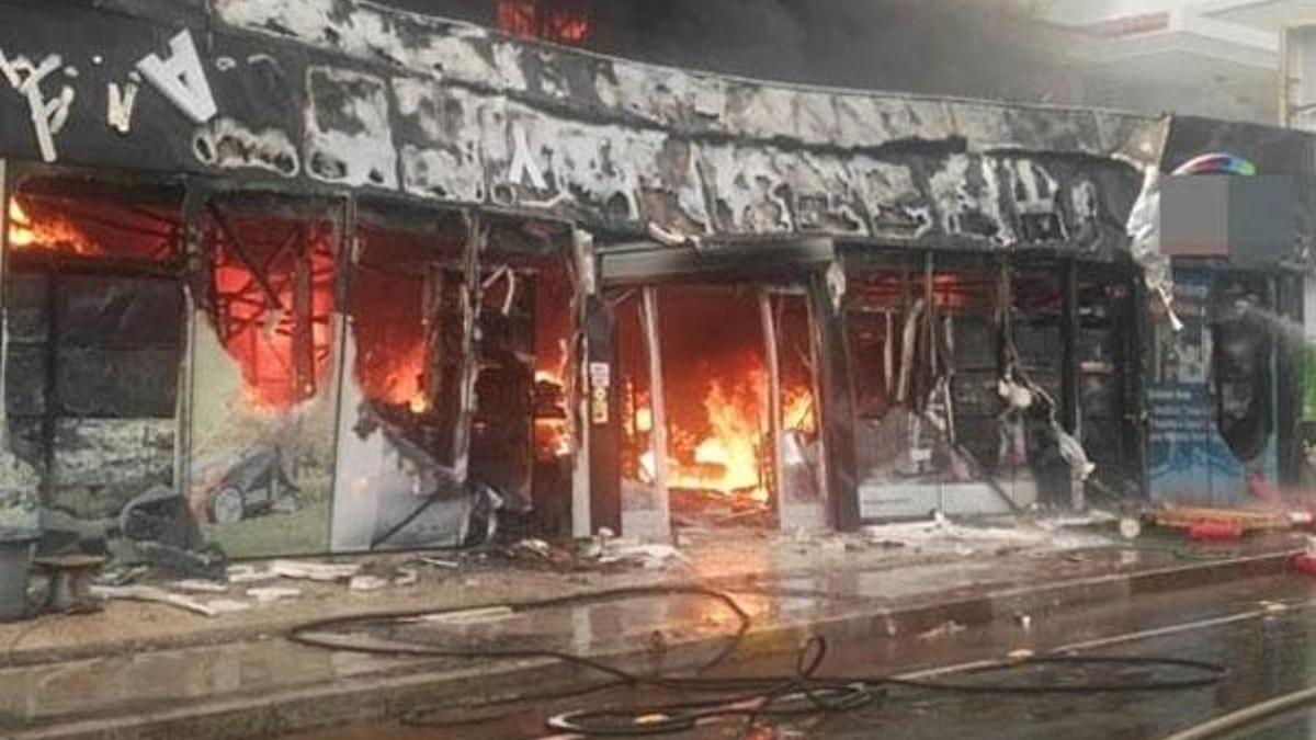 İzmir'de iş yerinde yangın: Milyonluk zarar var