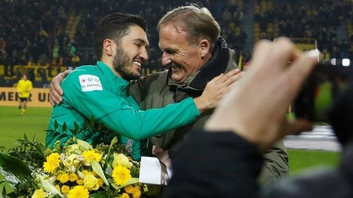 Nuri Şahin, Dortmund'da çiçeklerle karşılandı