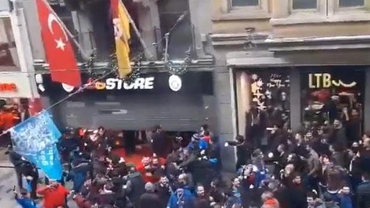 Trabzonsporlu taraftarlar GS Store'a saldırdı!