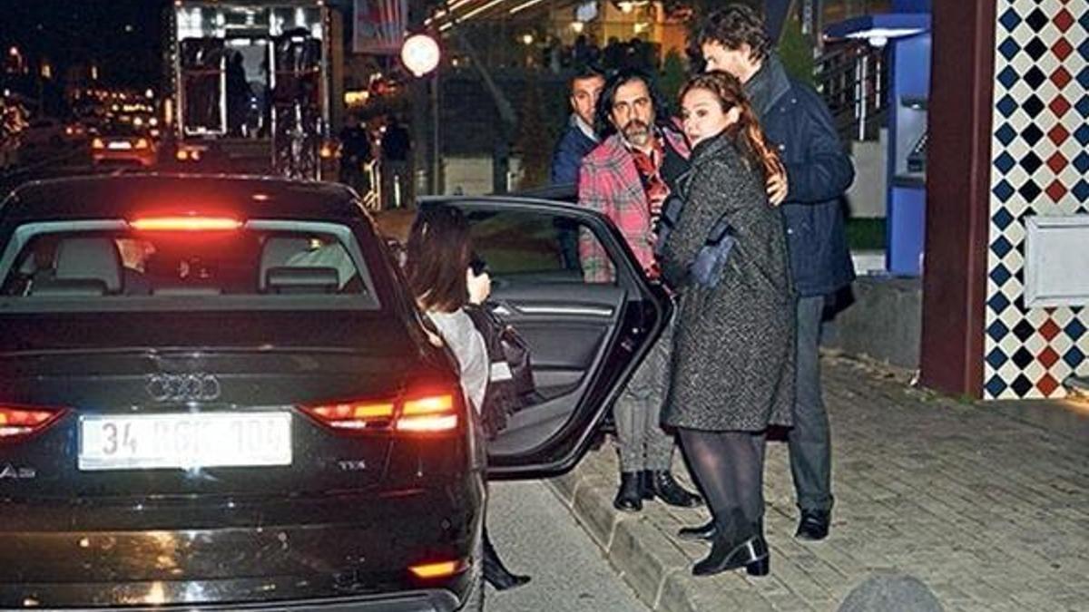 Eski eşiyle sevgilisini tanıştırdı