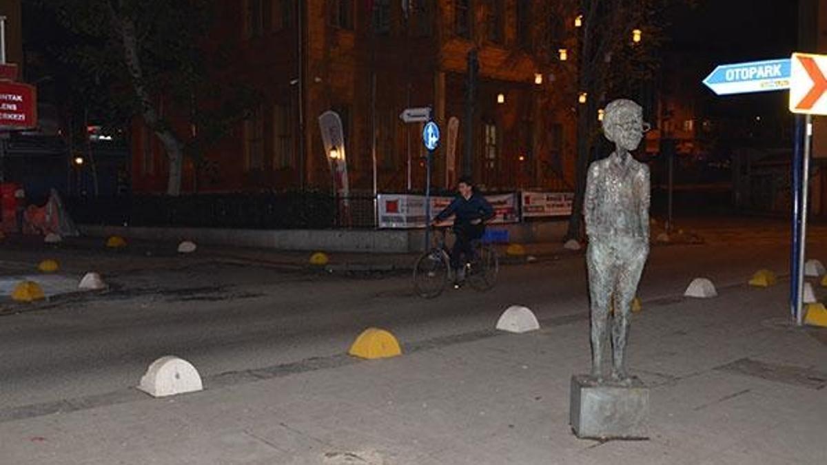 Kadıköy'de Avanak Avni heykeli çalındı