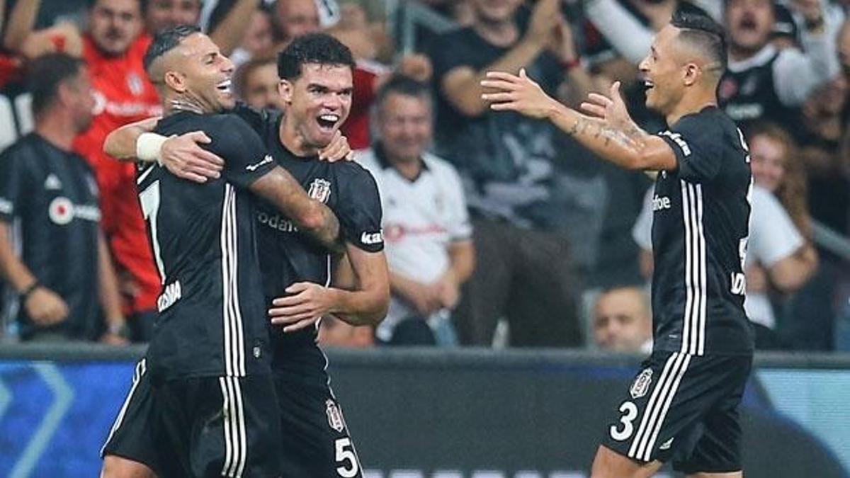 Şok iddia! Quaresma ve Adriano da ayrılıyor...