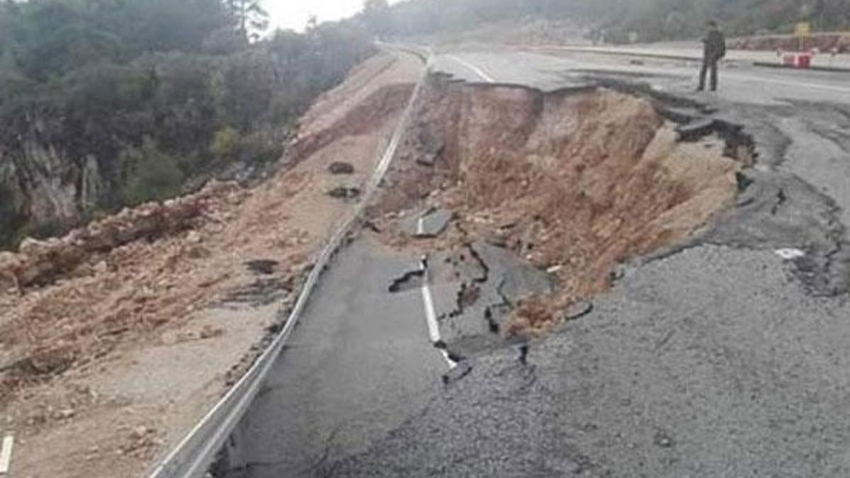 Yağış sonrası yol 100 metre aşağı kaydı!